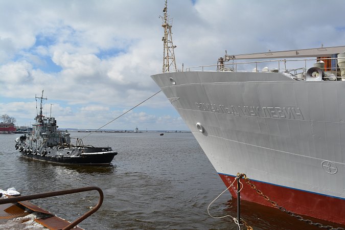 Вывод из дока гидрографического судна Северного флота "Ромуальд Муклевич"